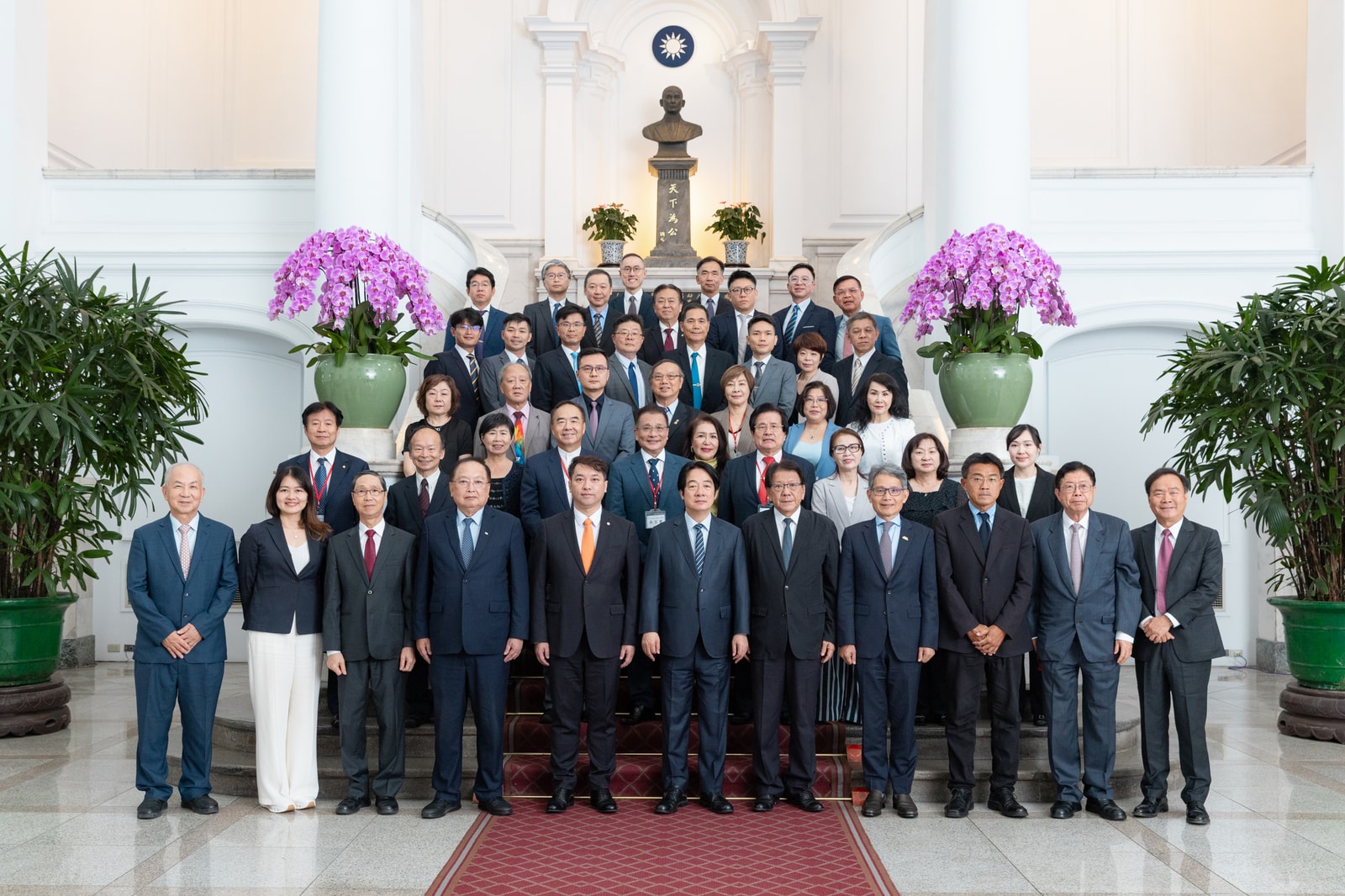 新任理監事和縣市中小企業協會代表與總統合影